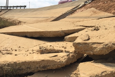 Dự án đường cứu hộ hơn 100 tỷ đồng "vỡ nát" sau lũ