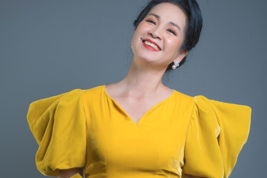 "Mẹ chồng" Lan Hương trẻ trung, sang trọng với đầm nhung