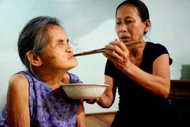 Người phụ nữ nhận cụ già bị mù về nuôi dưỡng như mẹ ruột