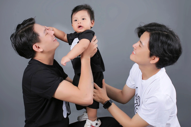 Giữ lời hứa với người đã mất, chàng gay quyết nuôi con riêng của "chồng"