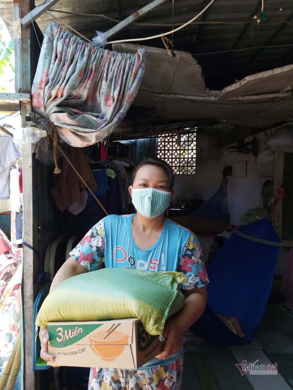 Chị phụ hồ nhận hỗ trợ gạo, tiền nhà trọ, còn được giới thiệu việc làm - 1