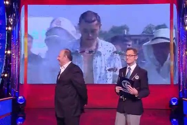 Video Ruan Liangming và “tấm áo ong” khổng lồ trên cơ thể