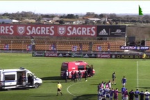 Đang thi đấu, cầu thủ bất ngờ đổ gục xuống sân