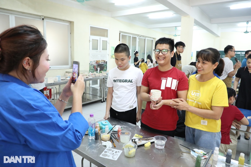 Trao 10 suất học bổng tới học sinh khiếm thị Trường PTCS Nguyễn Đình Chiểu - 4 Trao 10 suất học bổng tới học sinh khiếm thị Trường PTCS Nguyễn Đình Chiểu - 4
