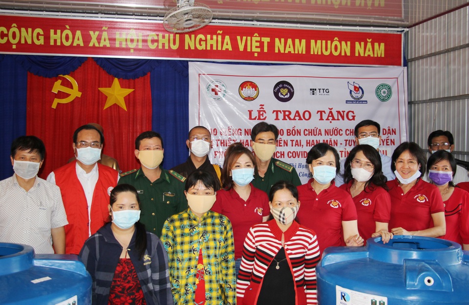 Phu nhân nguyên Chủ tịch nước trao bồn chứa nước cho dân vùng hạn, mặn - 1 Phu nhân nguyên Chủ tịch nước trao bồn chứa nước cho dân vùng hạn, mặn - 1