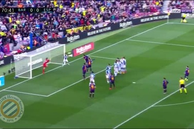 Messi gây sốt với cú sút phạt kiểu panenka