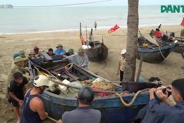 Ngư dân Sầm Sơn kéo tàu thuyền lên bờ trước giờ bão đổ bộ
