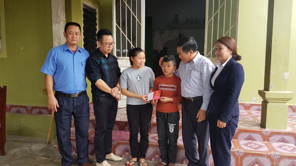 Phó Chủ tịch thị xã cảm ơn bạn đọc Dân trí đã giúp đỡ 2 chị em mồ côi - 5 Phó Chủ tịch thị xã cảm ơn bạn đọc Dân trí đã giúp đỡ 2 chị em mồ côi - 5
