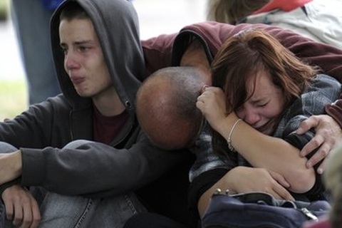 Hàng chục người vẫn bị chôn vùi trong các tòa nhà