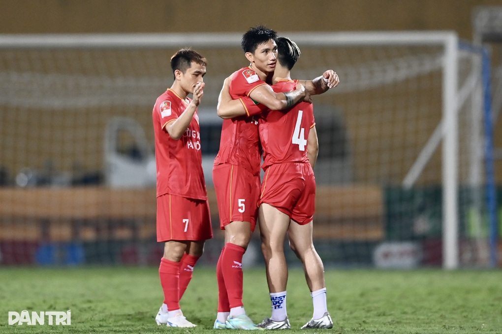 Quang Hải, Văn Hậu chia sẻ trong ngày vô địch V-League cùng Công An Hà Nội - 2 Quang Hải, Văn Hậu chia sẻ trong ngày vô địch V-League cùng Công An Hà Nội - 2