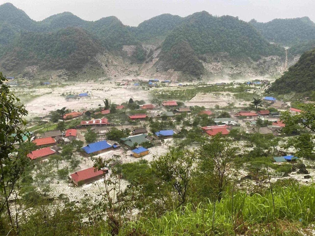 Mưa đá phủ kín mặt đất, trắng như băng tuyết ở Sơn La - 1 Mưa đá phủ kín mặt đất, trắng như băng tuyết ở Sơn La - 1