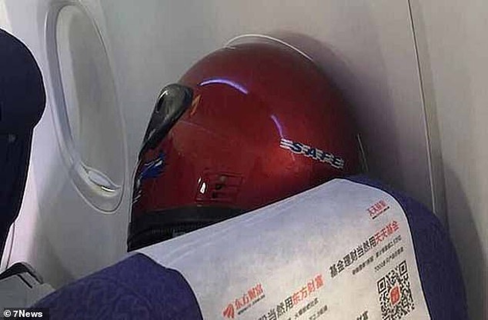 Đội chai nhựa, trùm bao nylon kín người vì sợ lây nhiễm virus corona - 3 Đội chai nhựa, trùm bao nylon kín người vì sợ lây nhiễm virus corona - 3