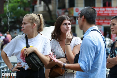 Đến Việt Nam vì thích ăn phở, vừa ở một ngày khách Tây đã than… "chán"