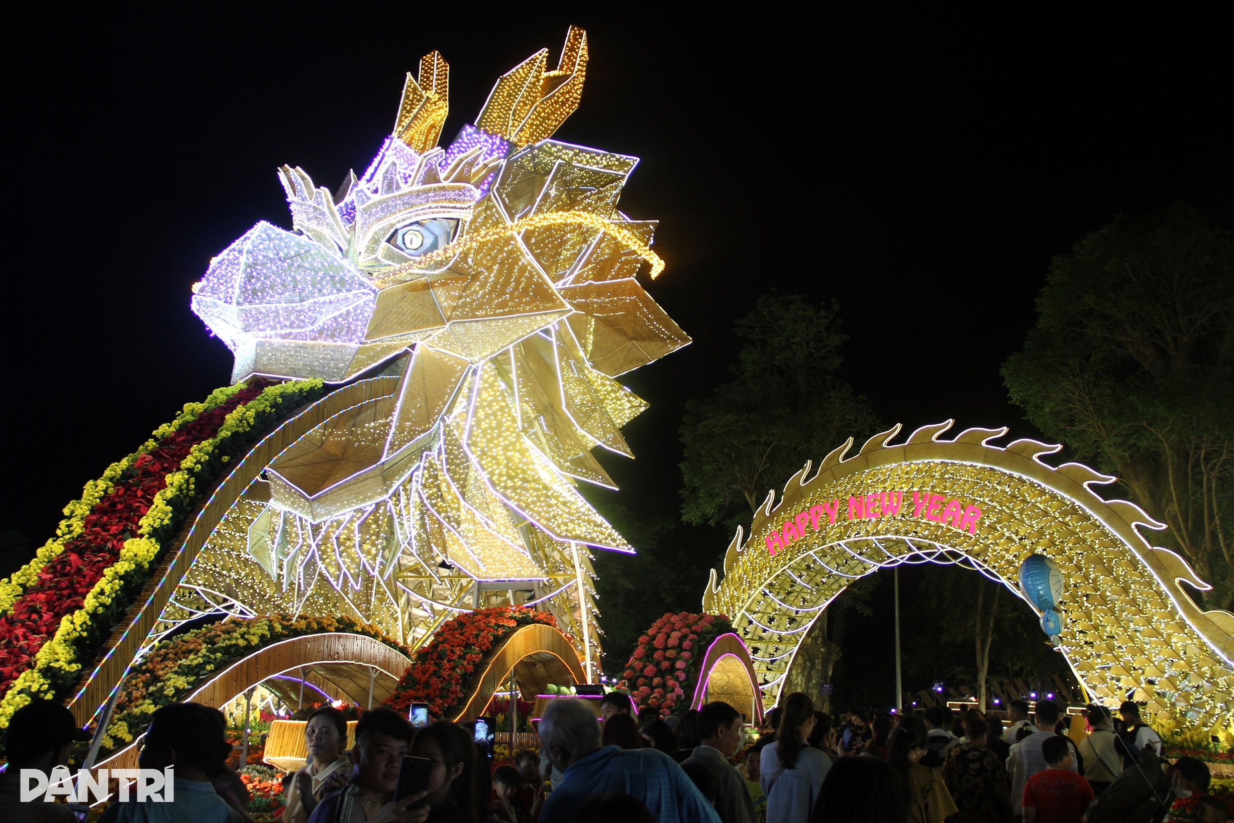 نمای نزدیک از اژدهای غولپیکر که در پارکی در فو ین مروارید پرتاب میکند - 6 Cận cảnh rồng khổng lồ nhả ngọc trong công viên ở Phú Yên - 6