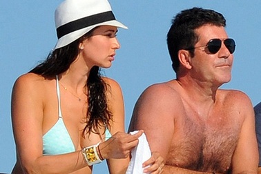 Bạn gái của Simon Cowell là kẻ đào mỏ?