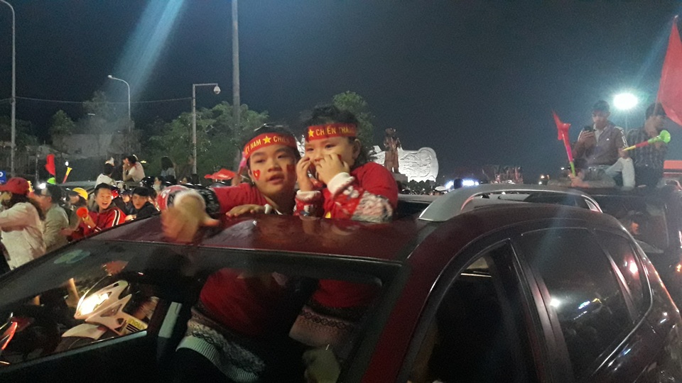 Hàng vạn người hâm mộ xuống đường mừng U22 Việt Nam vô địch SEA Games - 17 Hàng vạn người hâm mộ xuống đường mừng U22 Việt Nam vô địch SEA Games - 17
