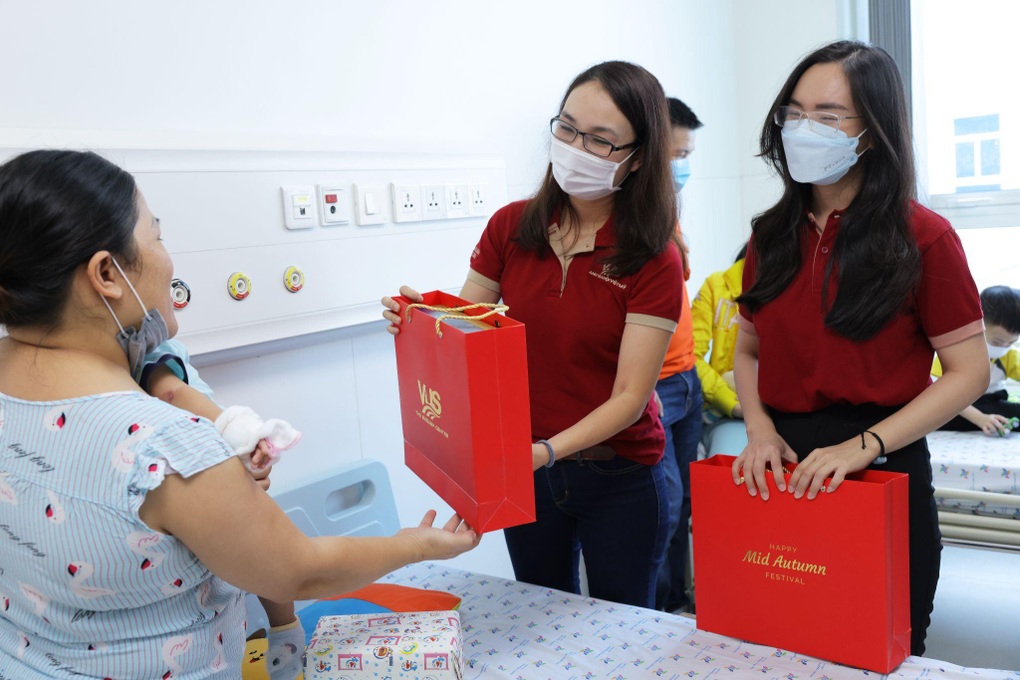 VUS mang Trung thu yêu thương đến các em nhỏ bị tim bẩm sinh - 5 VUS mang Trung thu yêu thương đến các em nhỏ bị tim bẩm sinh - 5
