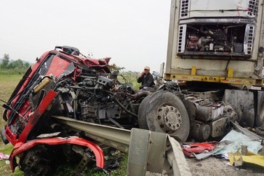 Xe tải đối đầu, canbin nát bét, tài xế thoát chết trong gang tấc