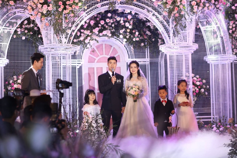 Đám cưới Duy Mạnh - Quỳnh Anh: Cặp đôi trao nhẫn, chính thức là vợ chồng - 15 Đám cưới Duy Mạnh - Quỳnh Anh: Cặp đôi trao nhẫn, chính thức là vợ chồng - 15