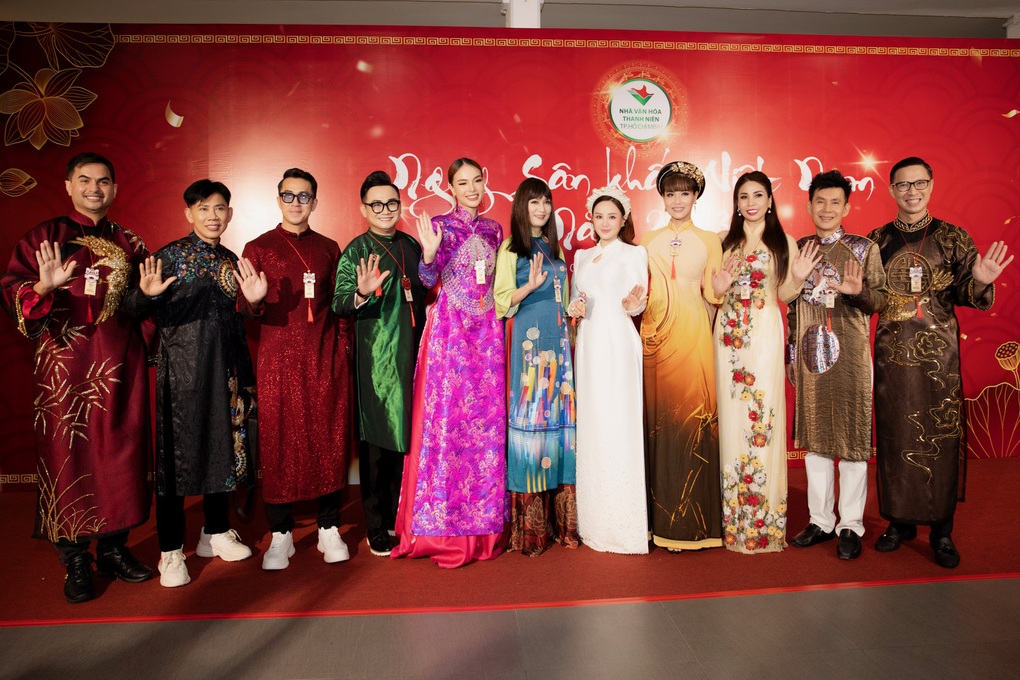 Ca sĩ Vy Oanh xinh đẹp rạng rỡ, được chồng hộ tống đi cúng Tổ - 1 Ca sĩ Vy Oanh xinh đẹp rạng rỡ, được chồng hộ tống đi cúng Tổ - 1