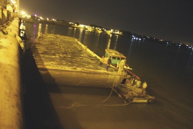 Sà lan 400 tấn đâm vỡ dầm cầu ở Đồng Nai