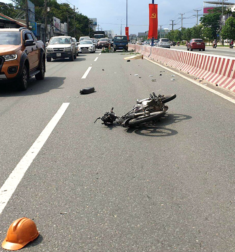 Lao vào dải phân cách ở làn đường ô tô, người đàn ông chết thảm - 1 Lao vào dải phân cách ở làn đường ô tô, người đàn ông chết thảm - 1