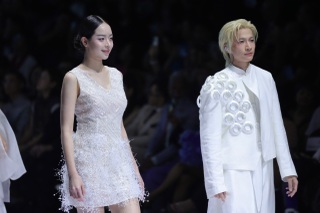 Hoa hậu Thanh Thuỷ làm vedette, khoe chân dài miên man ở tuần lễ thời trang - 5