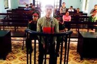 Côn đồ vô cớ dùng dao chém trọng thương công an