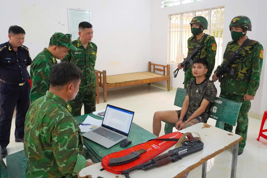 Nam thanh niên mang theo súng AK khi làm thủ tục xuất cảnh sang Campuchia - 1 Nam thanh niên mang theo súng AK khi làm thủ tục xuất cảnh sang Campuchia - 1