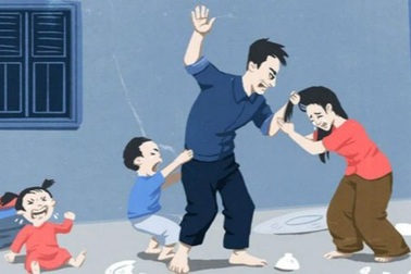 Người đàn ông đánh đập vợ con tàn nhẫn trong bữa ăn