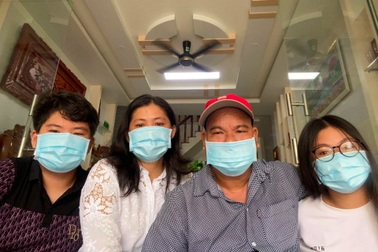 Hành trình "đi 4 về 4", có những lúc chỉ còn "thở hắt ra" của gia đình F0