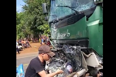 Kích tích cảnh người dân dùng xe công nông phá cửa xe ô tô con