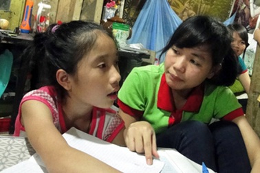 Lớp học dưới chân cầu Long Biên