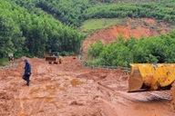 Nứt dài 80m trên cao tốc La Sơn - Hòa Liên, chưa thông tuyến vì sạt lở