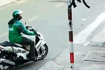 Cảnh gã trai mặc áo xe ôm công nghệ đi phóng hỏa làm 3 người  chết