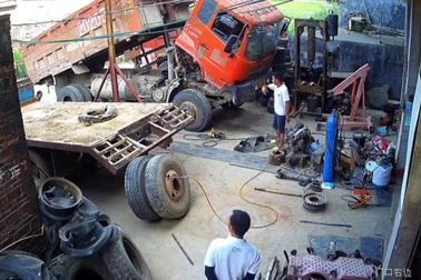 Lốp xe tải bất ngờ phát nổ suýt gây tai nạn kinh hoàng