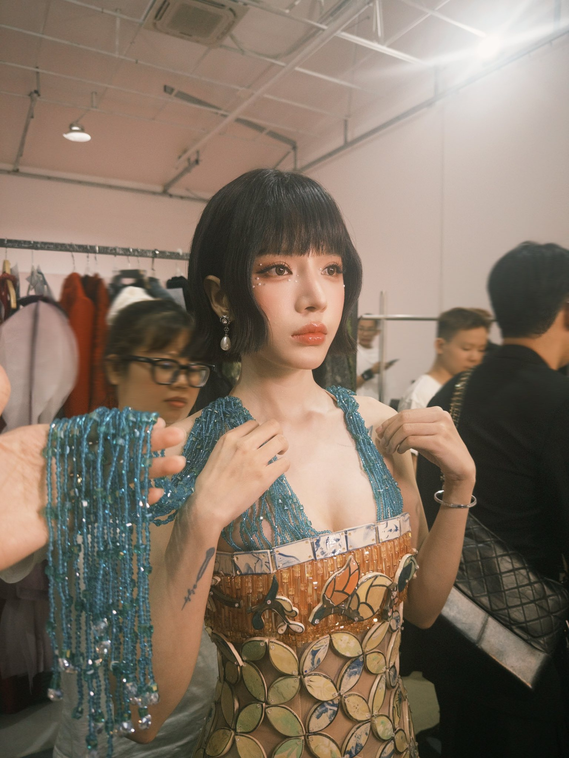 Ca sĩ LyLy sau phim 450 tỷ đồng: Vòng eo 55cm gây sốt, đời tư được chú ý - 6