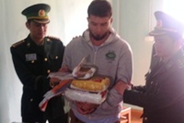 Bắt đối tượng bị truy nã quốc tế vận chuyển hơn 2kg cần sa