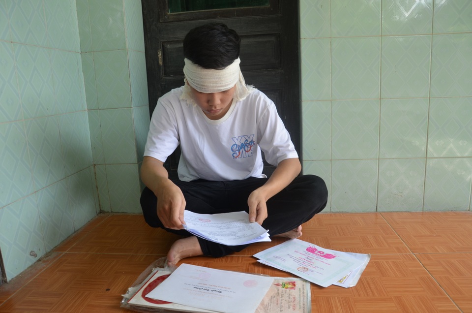 Nam sinh 12 năm học sinh giỏi vụt tắt giấc mơ đại học sau ngày bố mất - 6 Nam sinh 12 năm học sinh giỏi vụt tắt giấc mơ đại học sau ngày bố mất - 6