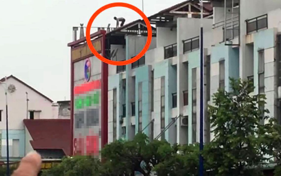 Thanh niên nghi “ngáo đá”, cầm hung khí cố thủ trên nóc nhà 3 tầng - 1 Thanh niên nghi “ngáo đá”, cầm hung khí cố thủ trên nóc nhà 3 tầng - 1