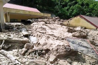 Trường học vùng lũ ngổn ngang trước ngày khai giảng năm học mới