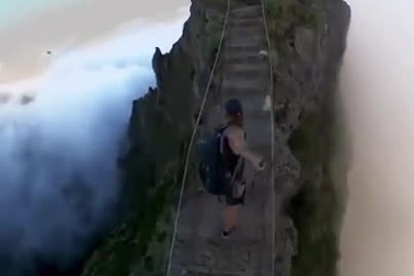 Rùng mình ngắm du khách leo "bậc thang lên thiên đường"