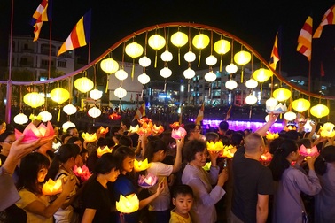 Hàng nghìn người Sài Gòn thả hoa đăng mừng lễ Phật đản