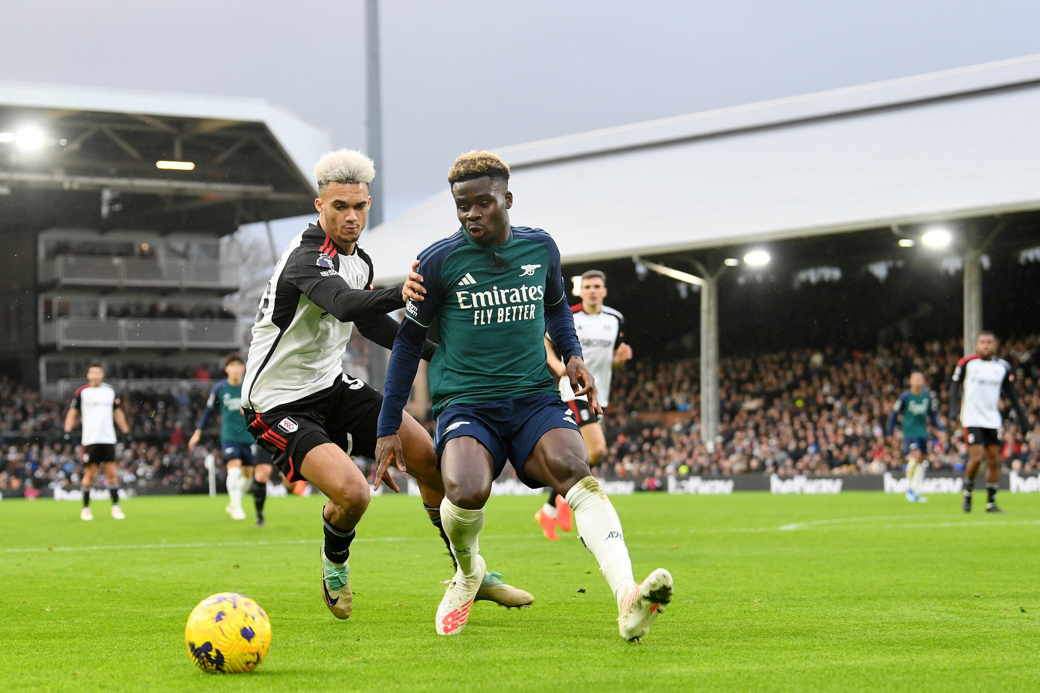 Arsenal thua ngược Fulham, Tottenham áp sát top 4 - 1