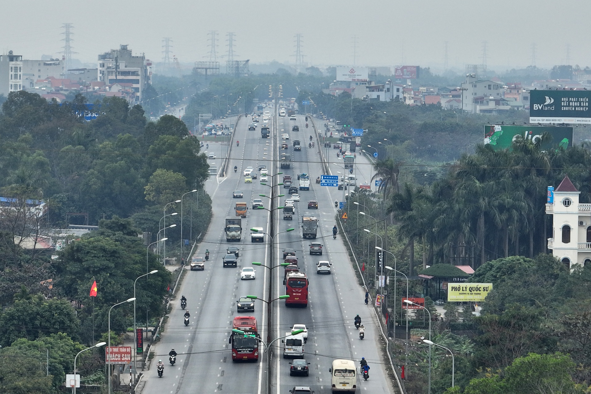 Giao thông cửa ngõ phía bắc Hà Nội thông thoáng ngày làm việc cuối năm - 2 Giao thông cửa ngõ phía bắc Hà Nội thông thoáng ngày làm việc cuối năm - 2
