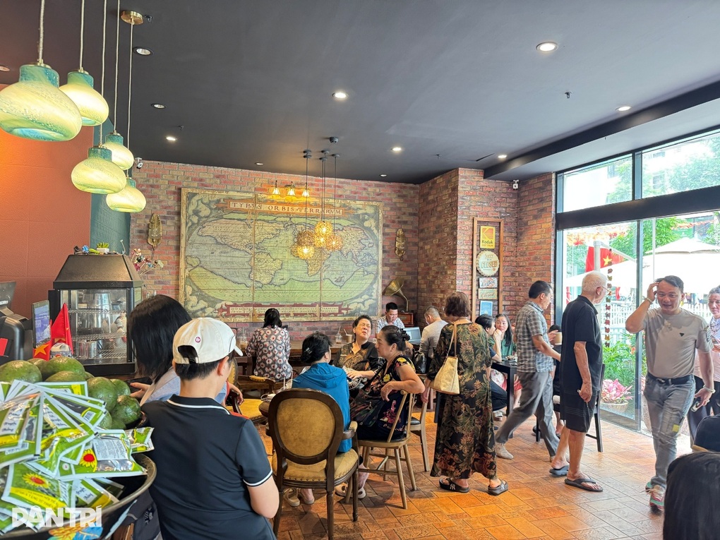 “Tổng tài” bịt khẩu trang đến quán cà phê xin lỗi: Tôi mất ngủ cả đêm - 1 “Tổng tài” bịt khẩu trang đến quán cà phê xin lỗi: Tôi mất ngủ cả đêm - 1