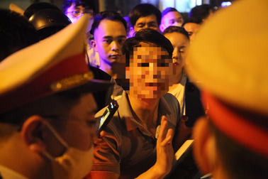 Bị yêu cầu thổi nồng độ cồn, nam tài xế đòi xem chuyên đề của 141