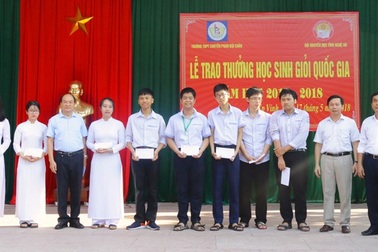 Hội Khuyến học Nghệ An trao thưởng gần 100 triệu đồng cho thầy trò trường Phan