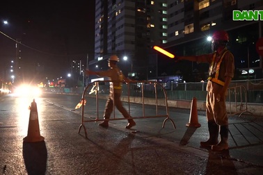 Tránh nắng nóng, công nhân xuyên đêm xây dựng hầm Lê Văn Lương - Tố Hữu