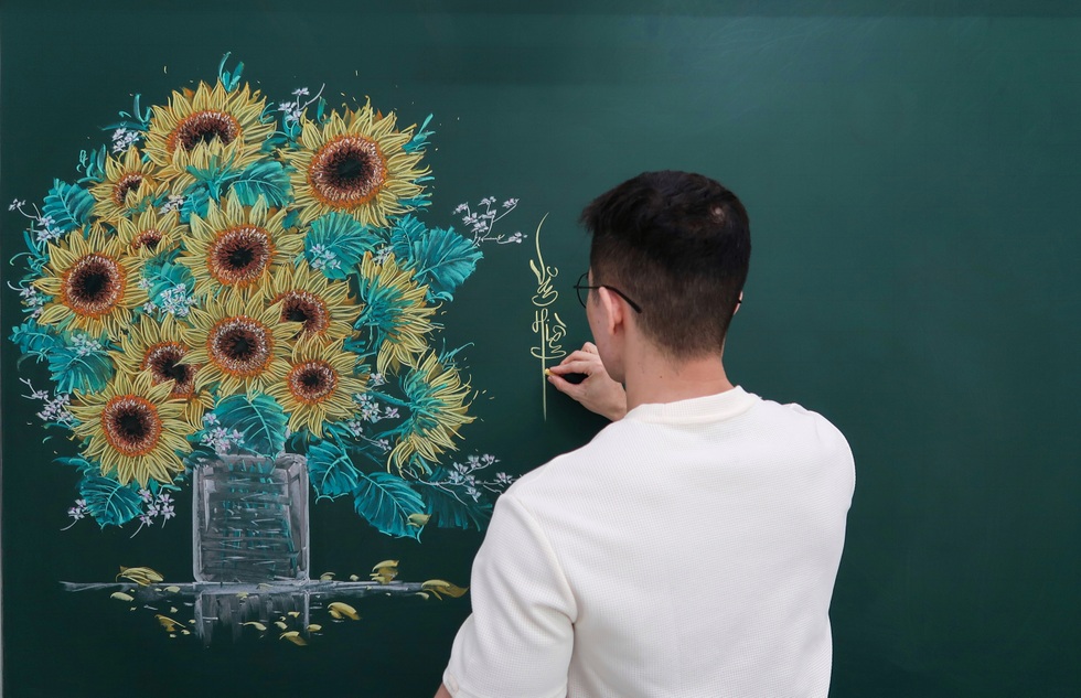 Thầy giáo cơ bắp TPHCM có biệt tài vẽ tranh bằng phấn sống động - 9